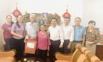 Đồng chí Phạm Chí Kiên, Bí thư Đảng uỷ, Chủ tịch HĐND xã Nghĩa Đàn thăm, tặng quà các gia đình người có công với cách mạng